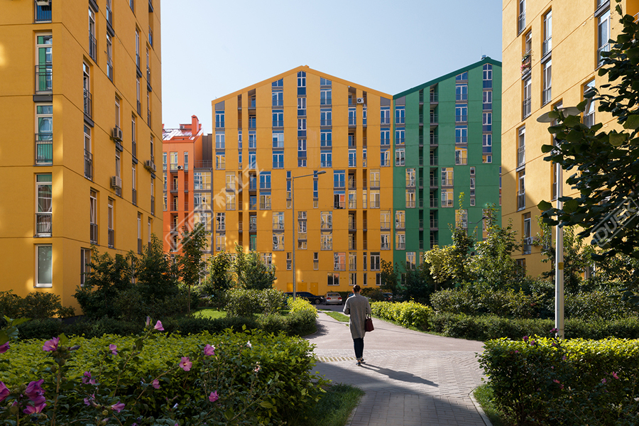 城鎮中彩色街區的集合住宅